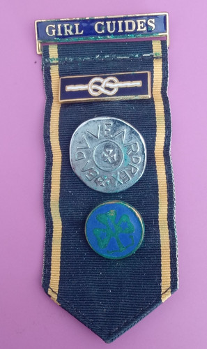 Girl guides vintage pin - vintage, badge